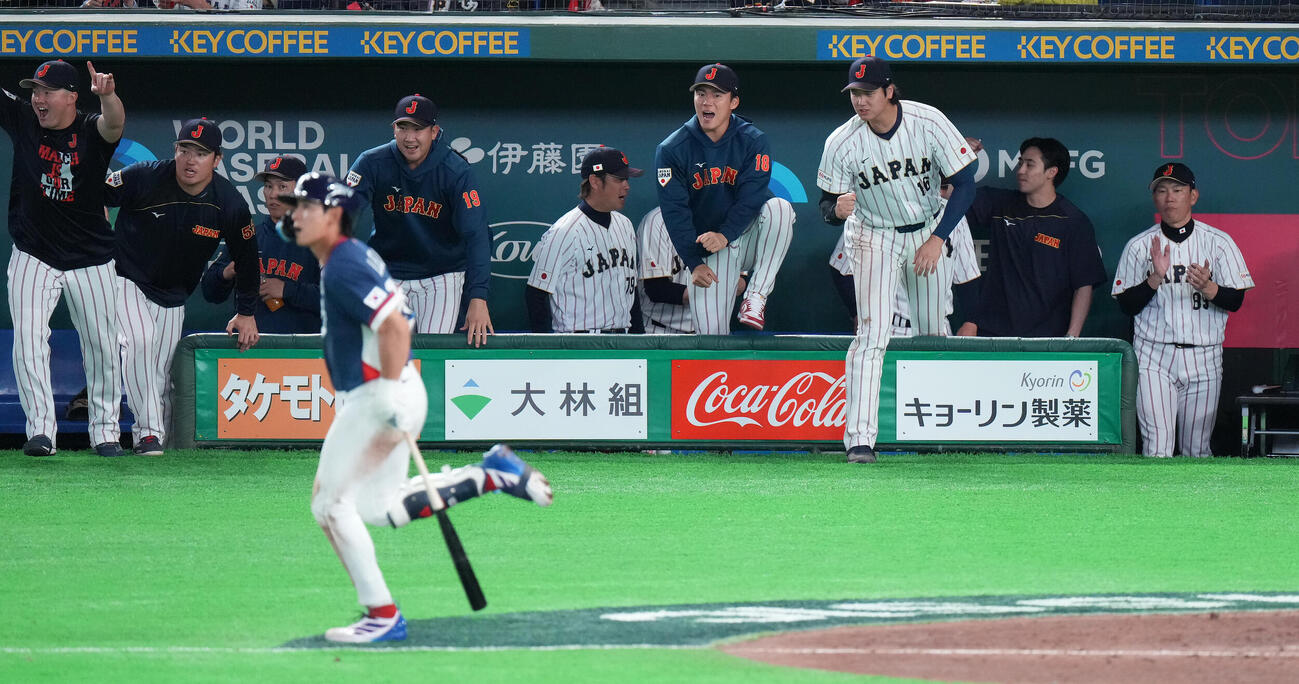 日本対韓国　韓国に勝利し、ガッツポーズする大谷（右から3人目）。右は井端監督（撮影・鈴木みどり）
