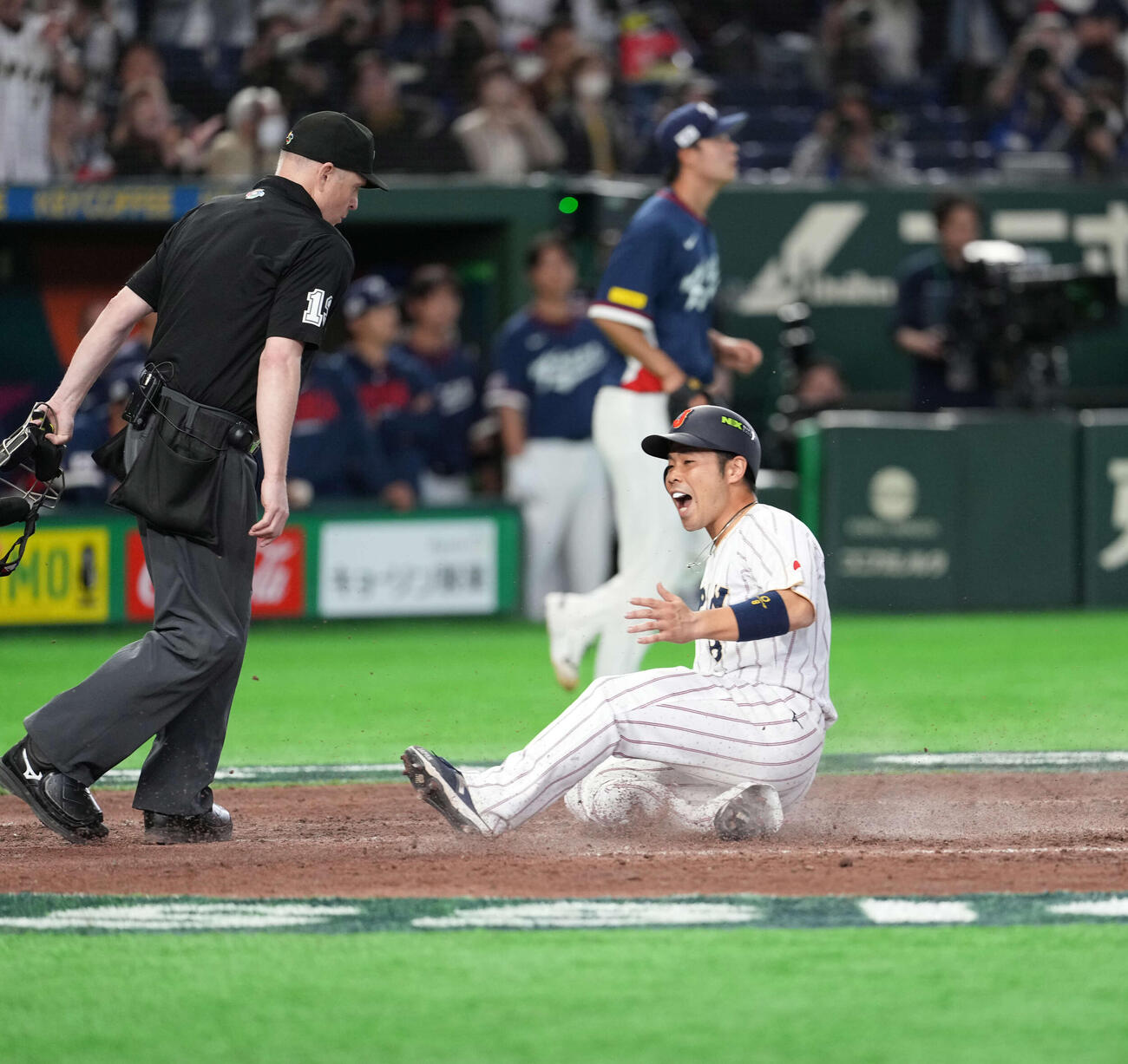 日本対韓国　7回裏日本2死満塁、吉田の2点適時打で生還した近藤（撮影・井上学）