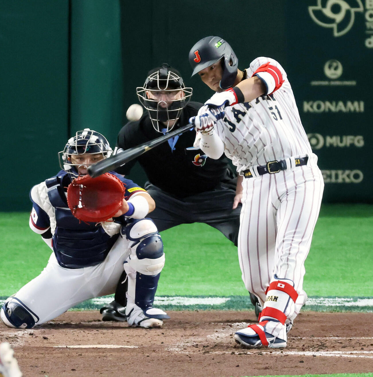 日本対韓国　3回裏日本2死、鈴木は左中間越えソロ本塁打を放つ（撮影・加藤哉）