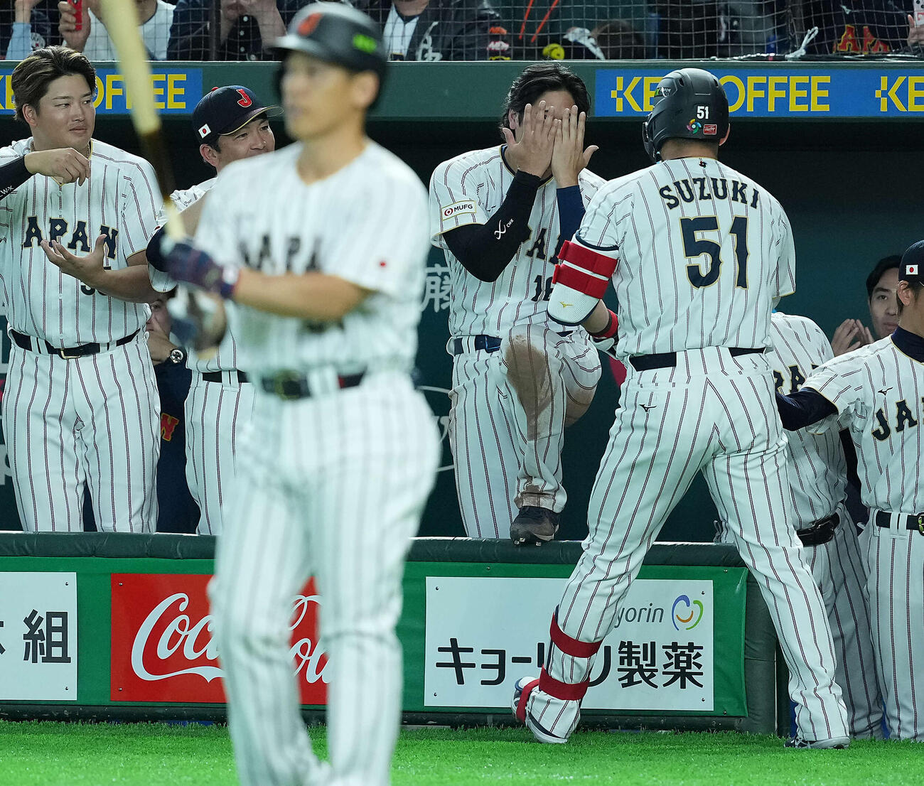 日本対韓国　3回裏日本2死、勝ち越しソロ本塁を放った鈴木を顔を隠して迎える大谷（撮影・たえ見朱実）