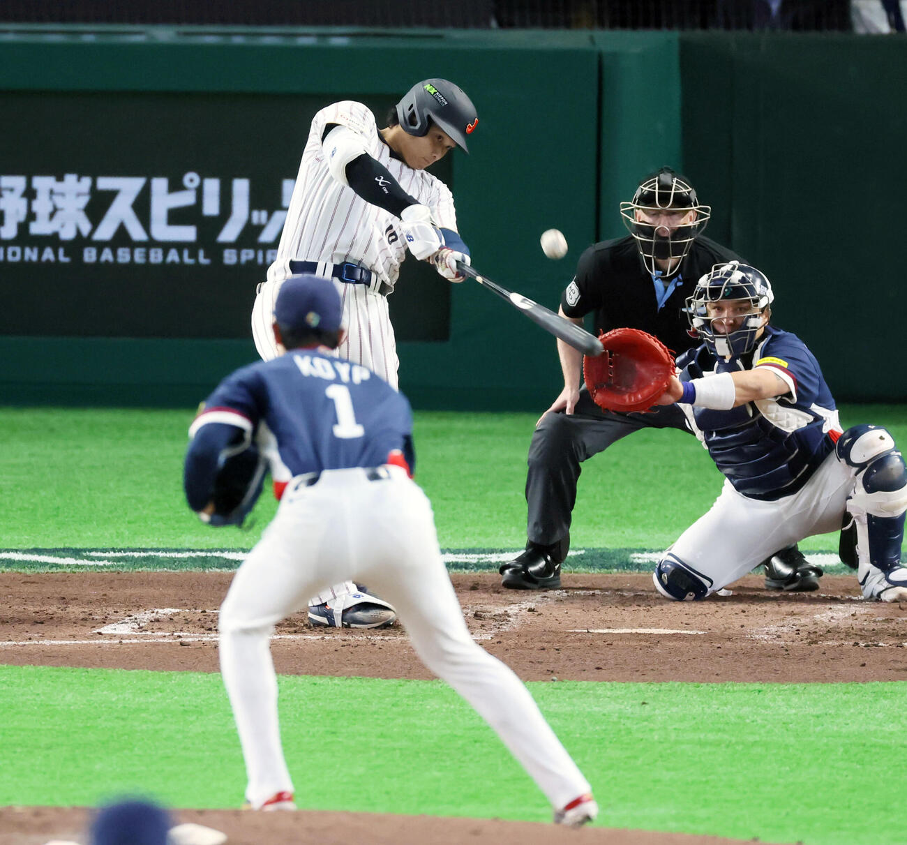 日本対韓国　3回裏日本1死、大谷は右越えソロ本塁打を放つ。投手高永表（撮影・加藤哉）