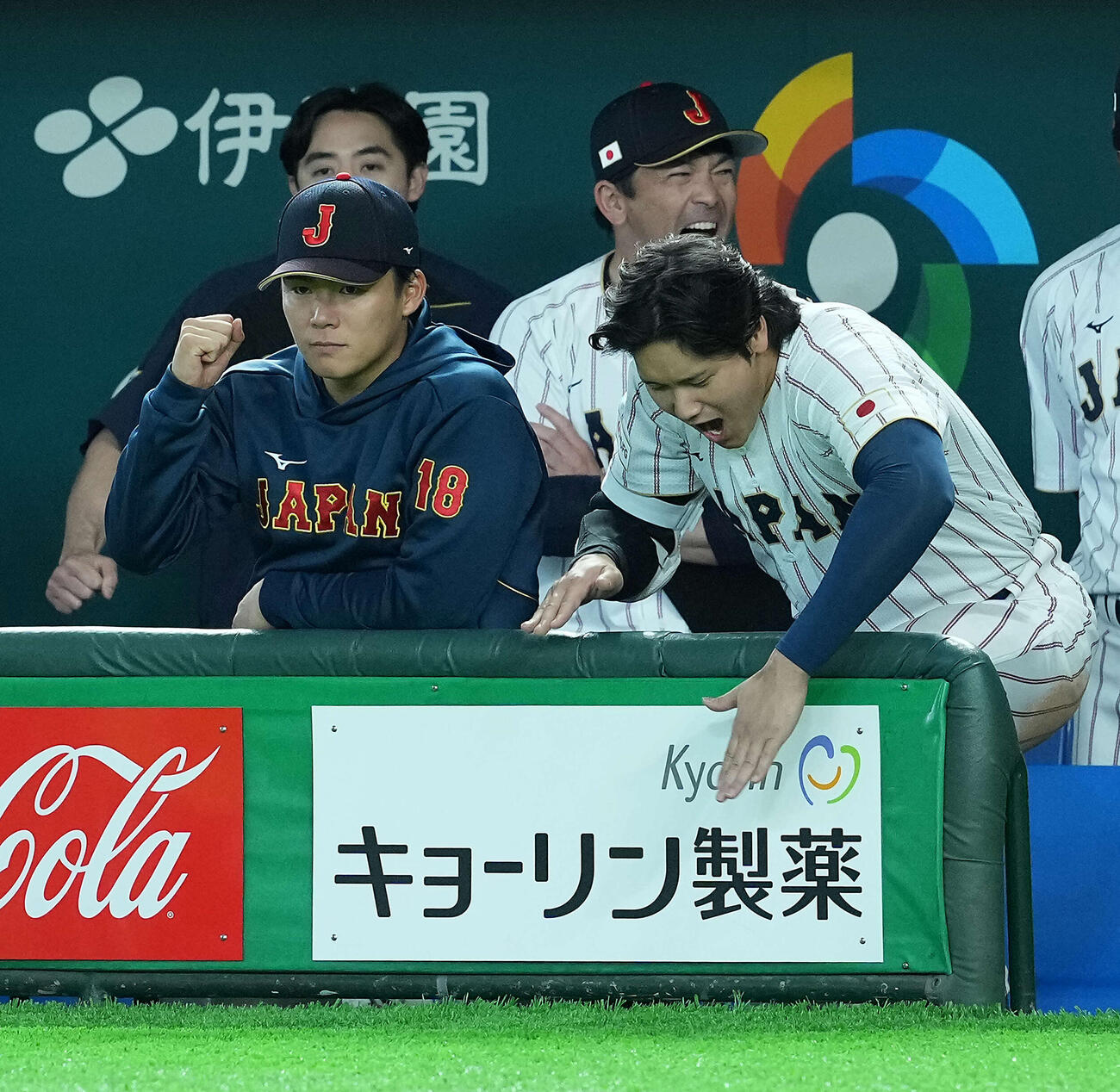 日本対韓国　8回裏表韓国2死満塁、松本が金慧成を見逃し三振に打ち取りベンチ喜ぶ大谷翔平。左は山本（撮影・たえ見朱実）