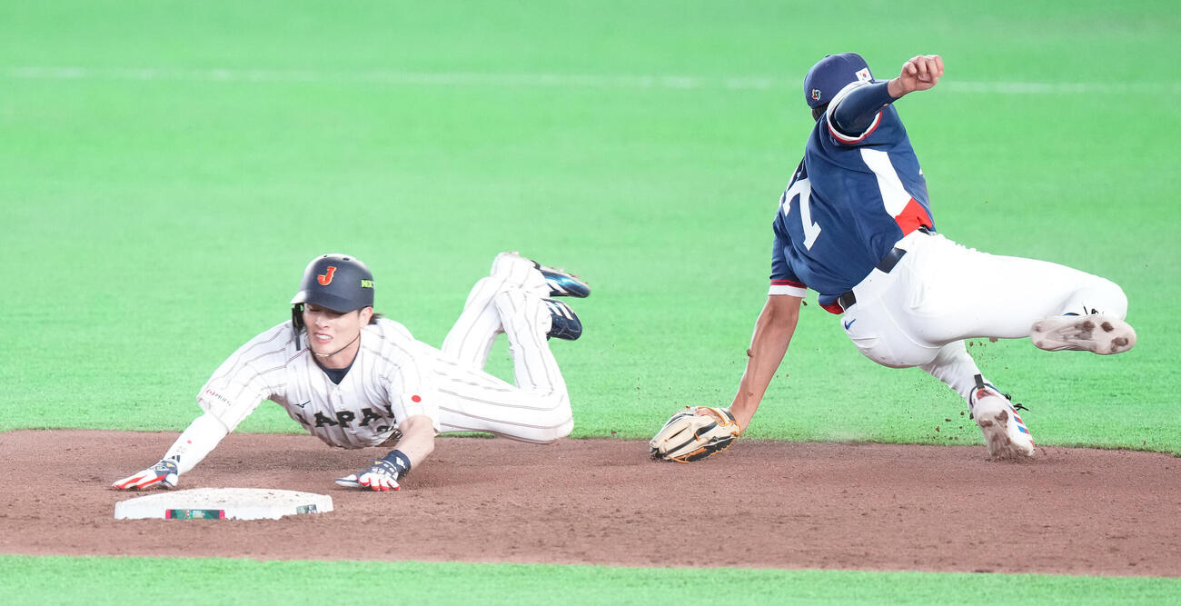 日本対韓国　8回裏日本無死一塁、牧原大が見逃し三振に倒れた後、二盗する一塁走者周東（撮影・鈴木みどり）