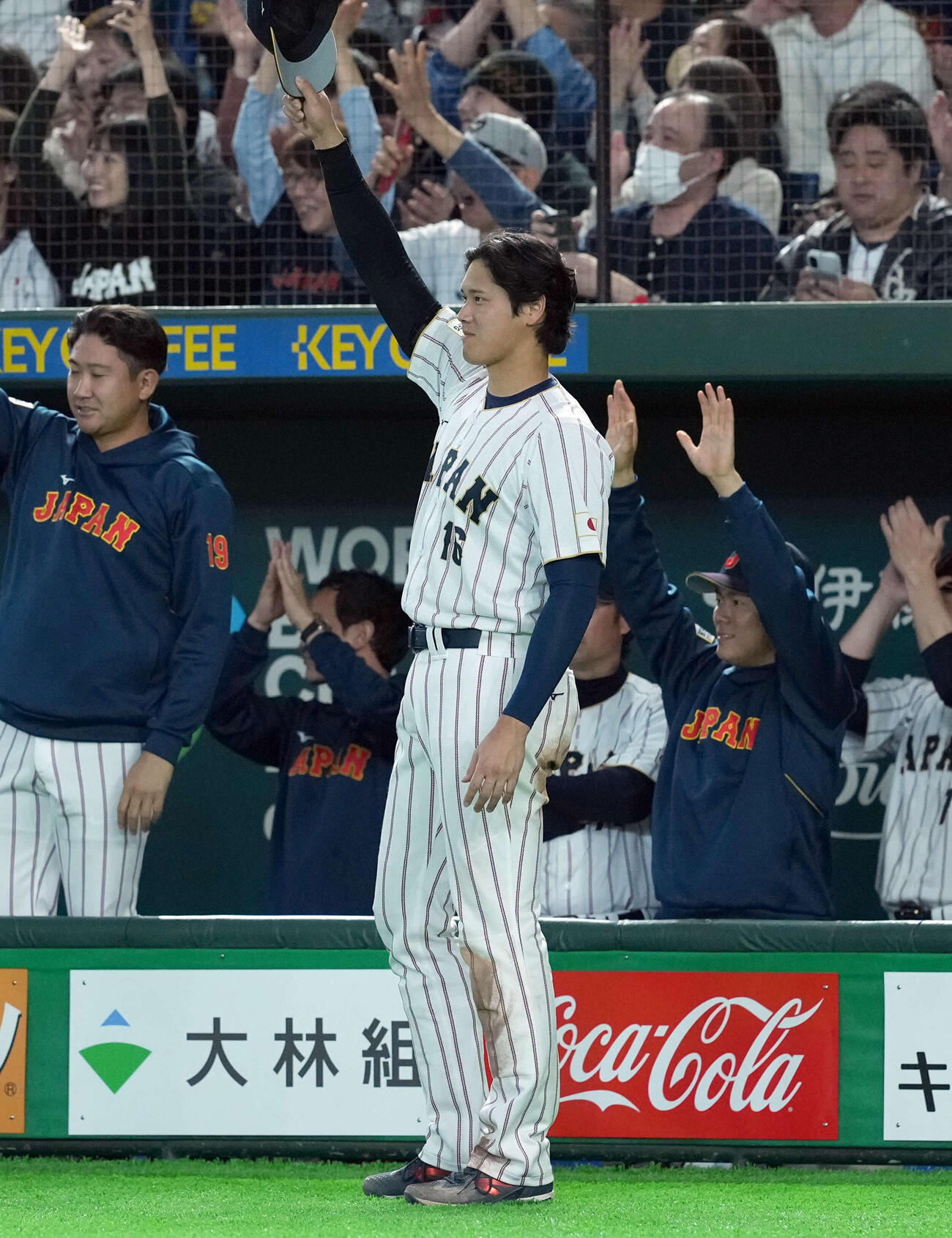 日本対韓国　9回表韓国1死、ジョーンズの飛球をジャンピングキャッチした中堅手周東に手を挙げる大谷（撮影・たえ見朱実）