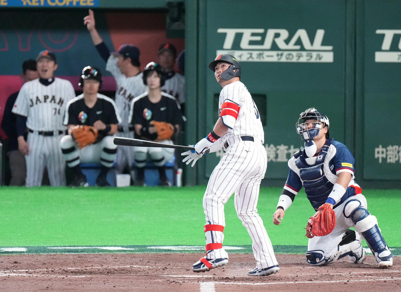 日本対韓国　3回裏日本2死、ソロ本塁打を放つ鈴木（撮影・鈴木みどり）