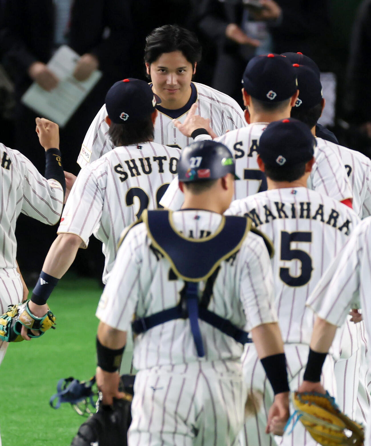 日本対韓国　韓国に勝利し頭を下げてナインを迎える大谷（撮影・加藤哉）