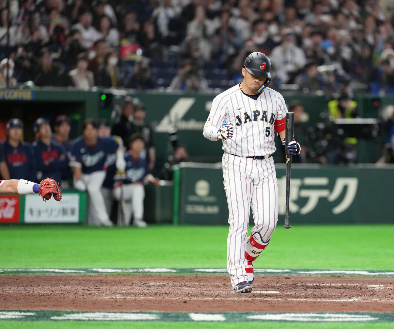 日本対韓国　7回裏日本2死満塁、押し出し四球を選ぶ鈴木（撮影・井上学）