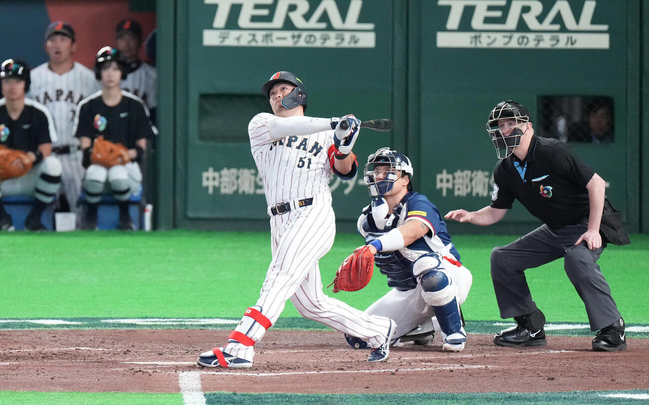 日本対韓国　3回裏日本2死、ソロ本塁打を放つ鈴木（撮影・鈴木みどり）