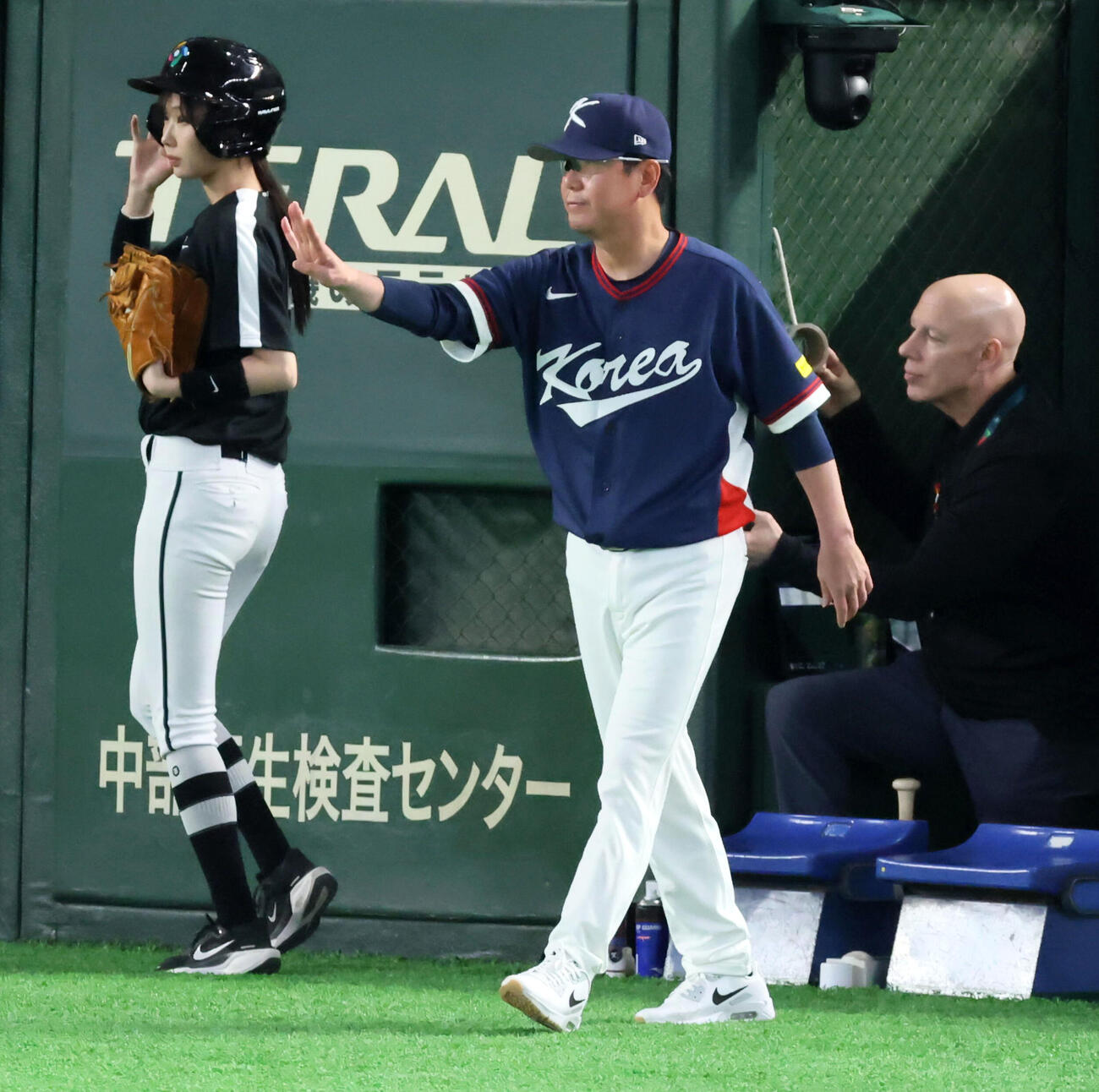 日本対韓国　7回裏日本2死三塁、柳志炫監督は打者大谷に申告敬遠を申し出る（撮影・加藤哉）
