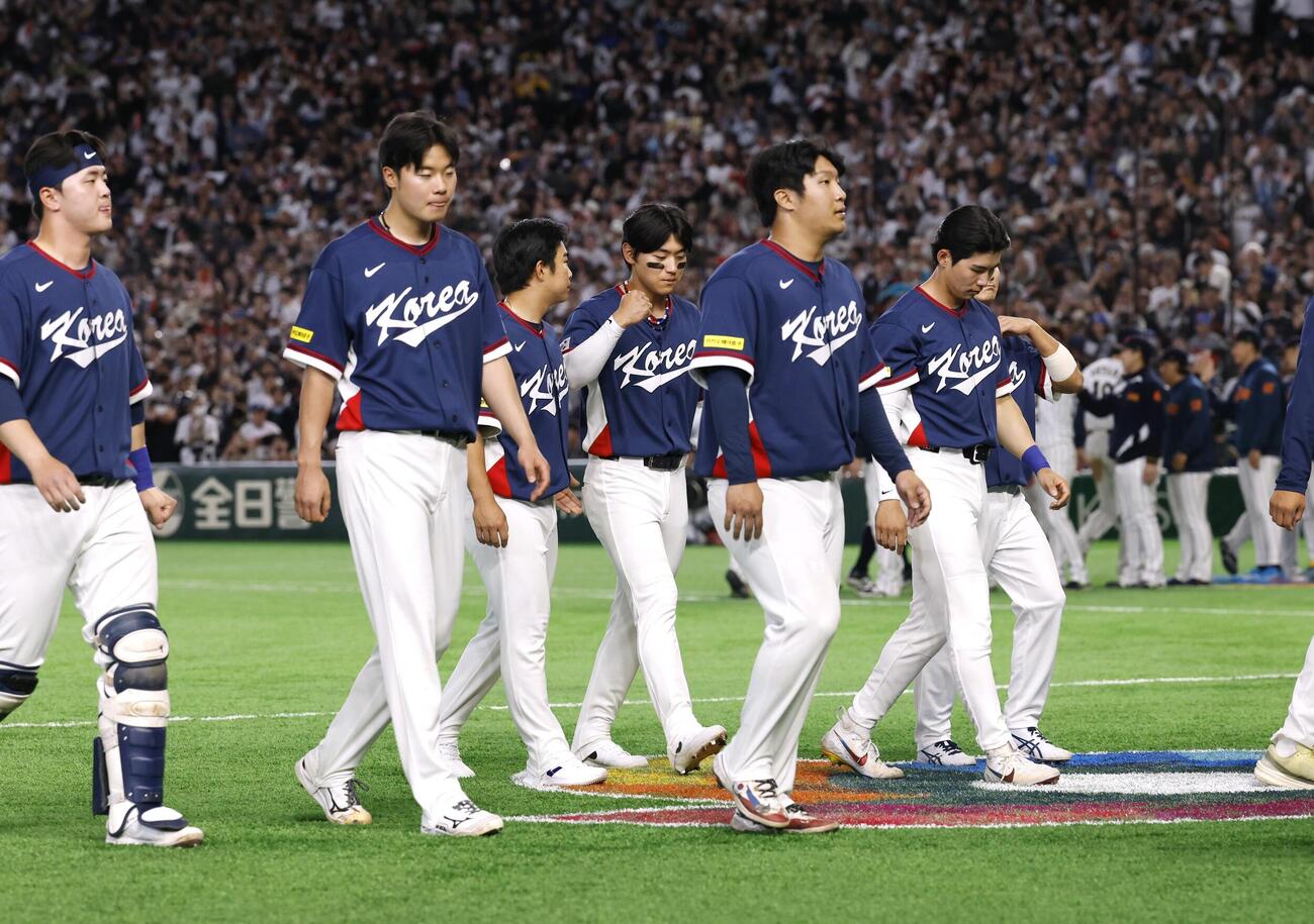 日本に敗れ、肩を落とす韓国代表の選手たち（共同）