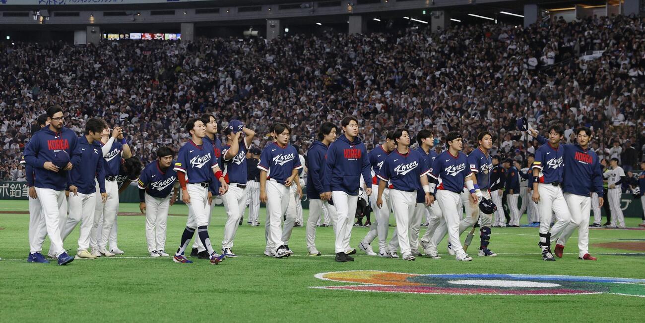 日本に敗れ、肩を落とす韓国代表の選手たち（共同）