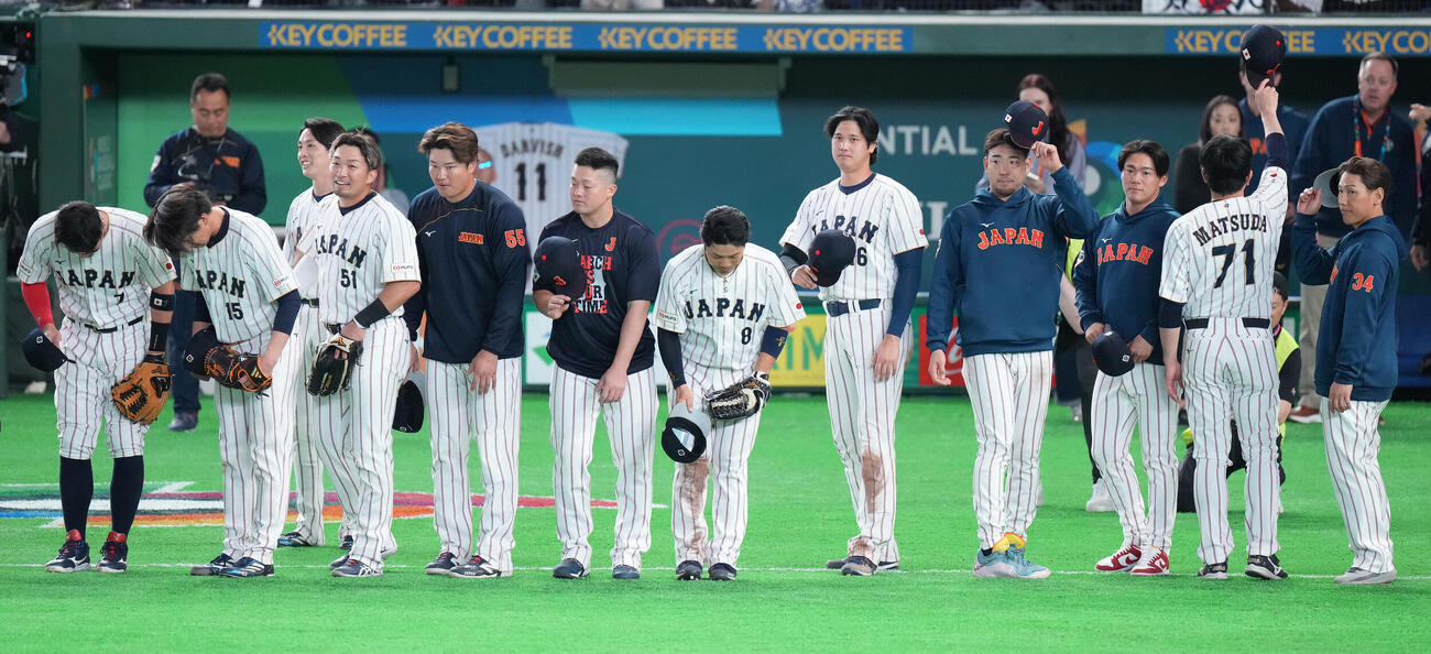 日本対韓国　韓国に勝利し、声援に応える大谷（中央右）、鈴木（左から4人目）ら（撮影・鈴木みどり）