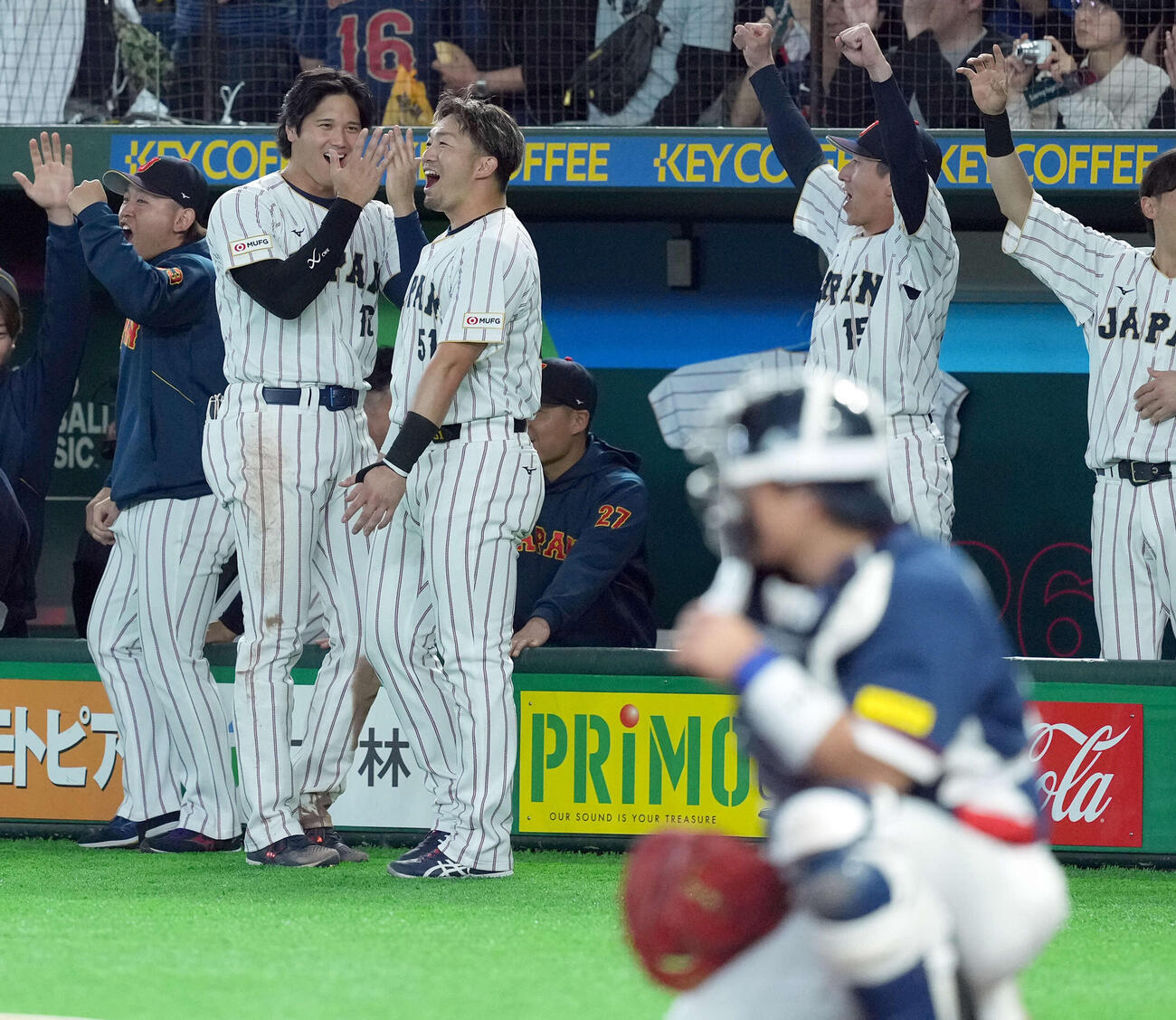 日本対韓国　3回裏日本2死、吉田のソロ本塁打に笑顔を見せる大谷（左）ち鈴木（撮影・たえ見朱実）