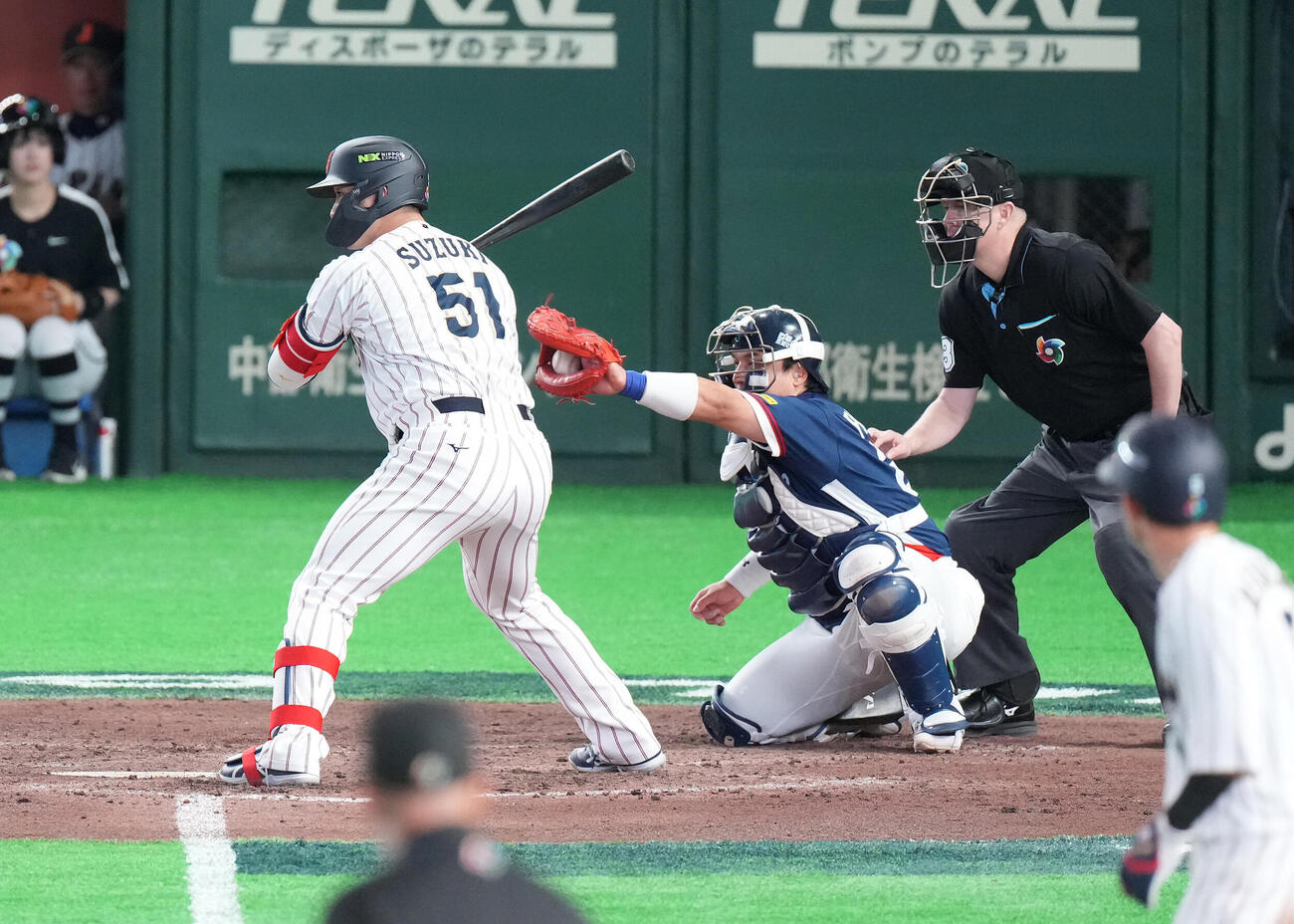 日本対韓国　7回裏日本2死満塁、押し出し四球を選ぶ鈴木（撮影・鈴木みどり）