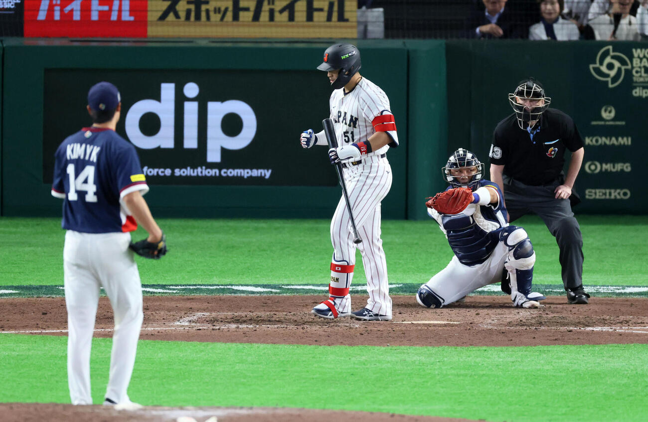 日本対韓国　7回裏日本2死満塁、鈴木は四球を選んで押し出しとなり勝ち越しに成功。投手金榮奎（撮影・加藤哉）