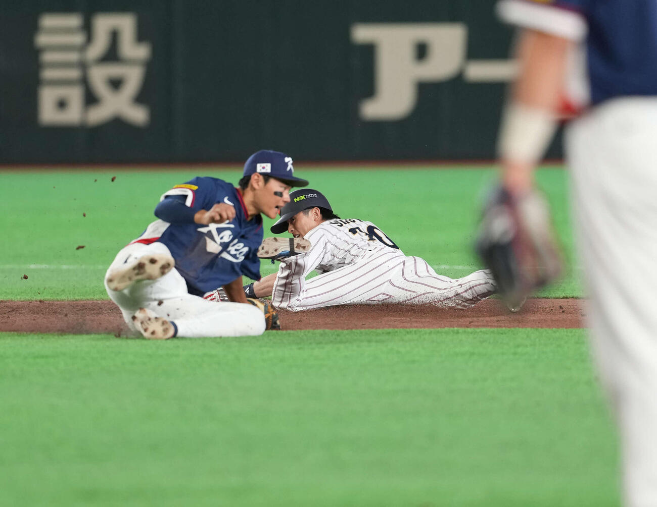 日本対韓国　8回裏日本一塁、二盗を決める周東（撮影・井上学）