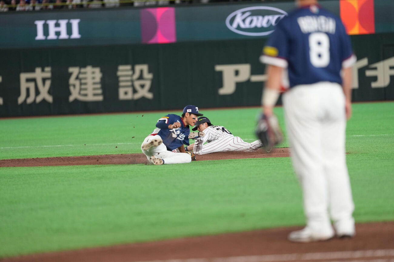 日本対韓国　8回裏日本一塁、二盗を決める周東（撮影・井上学）