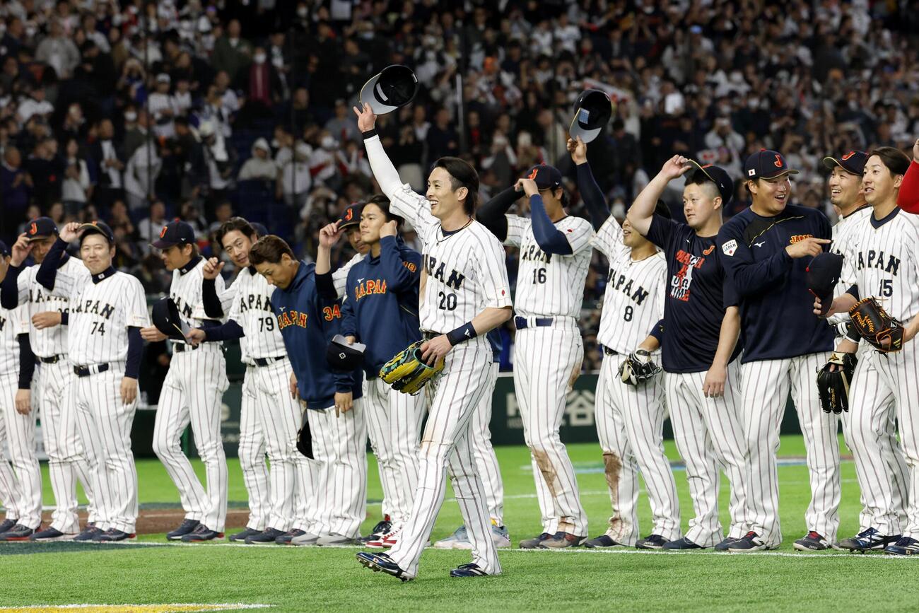 韓国に勝利し、スタンドのファンにあいさつする周東（中央）ら日本代表（共同）