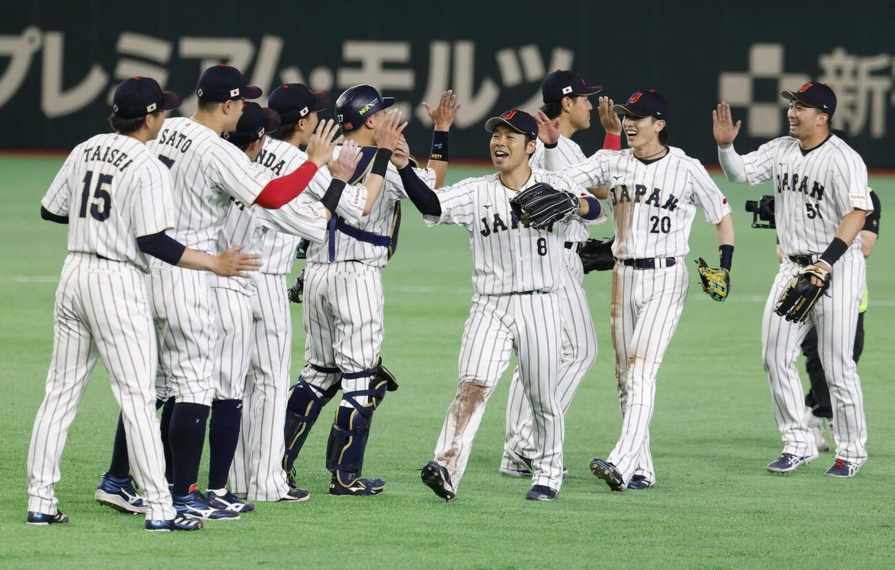 韓国に勝利し、タッチを交わす日本の選手たち（ロイター）