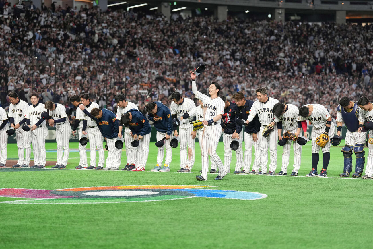 日本対韓国　スタンドの声援に応える周東（中央）ら（撮影・井上学）