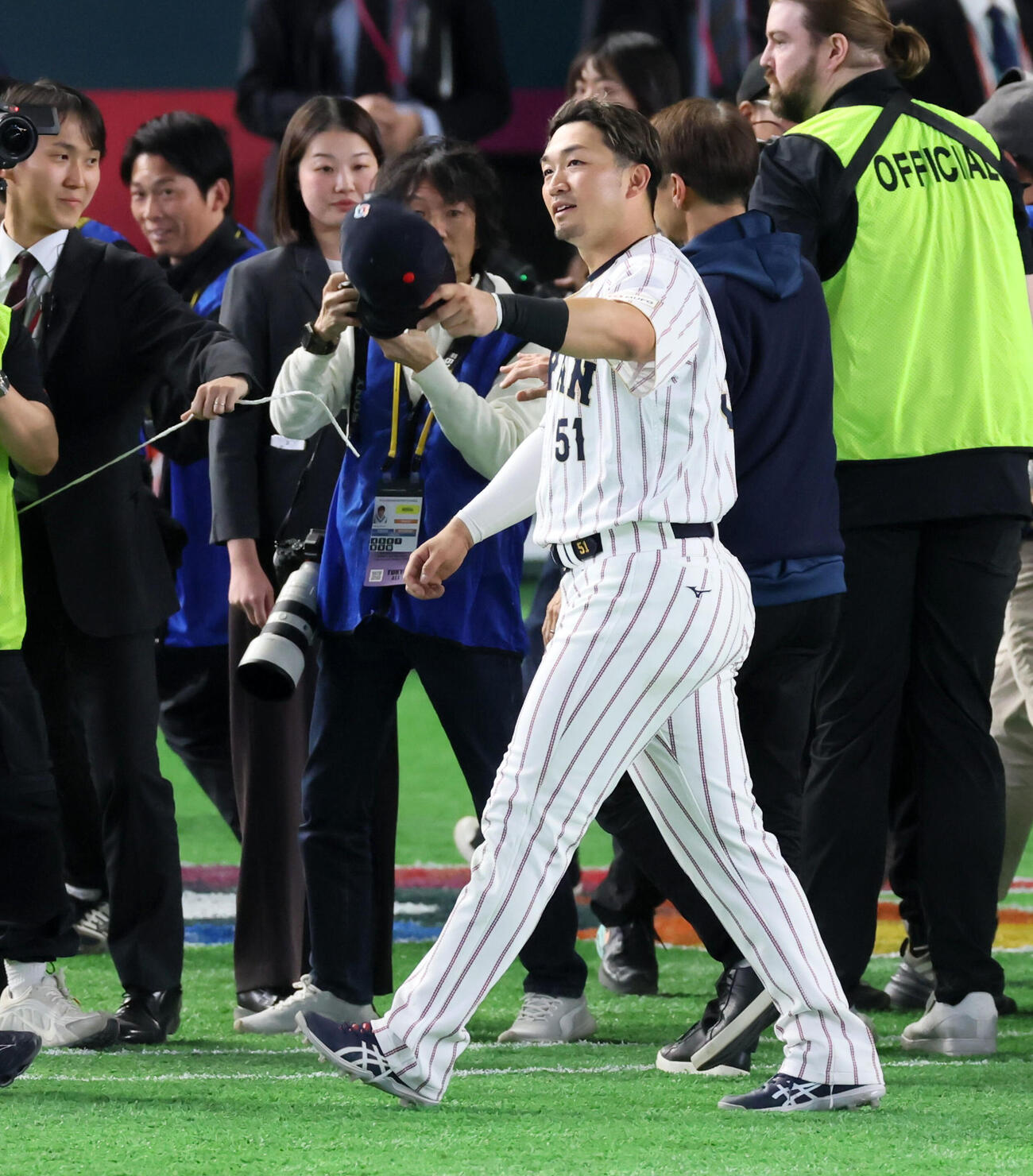 日本対韓国　韓国に勝利しスタンドのファンに手を振る鈴木（撮影・加藤哉）