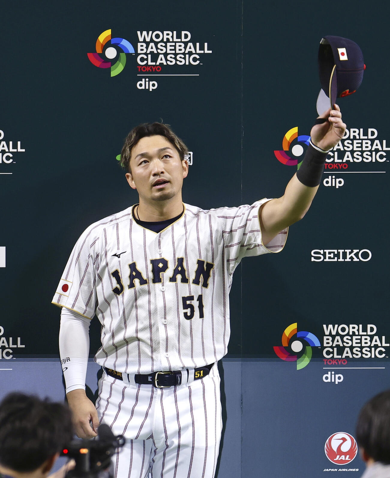 韓国に勝利し、スタンドの歓声に応える鈴木（共同）