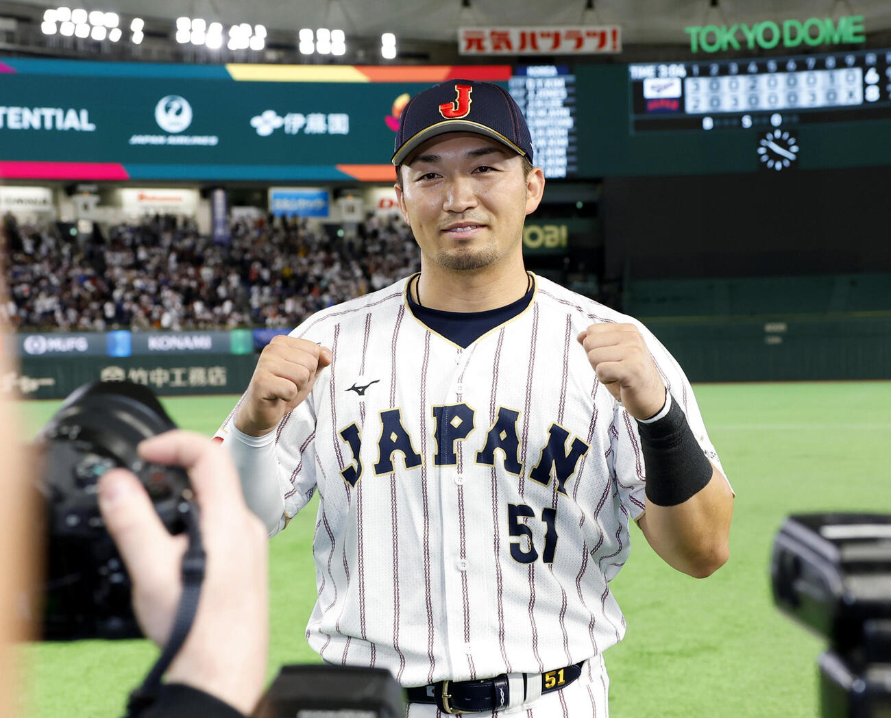 韓国に勝利し、ポーズをとって撮影に応じる鈴木（共同）