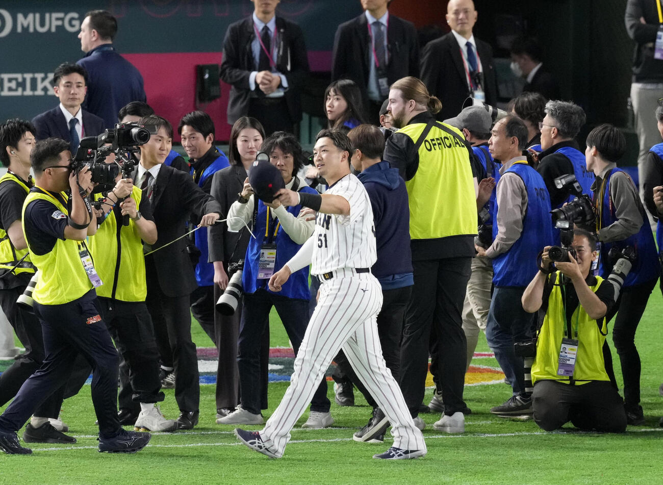 韓国に勝利し、スタンドの歓声に応える鈴木（共同）