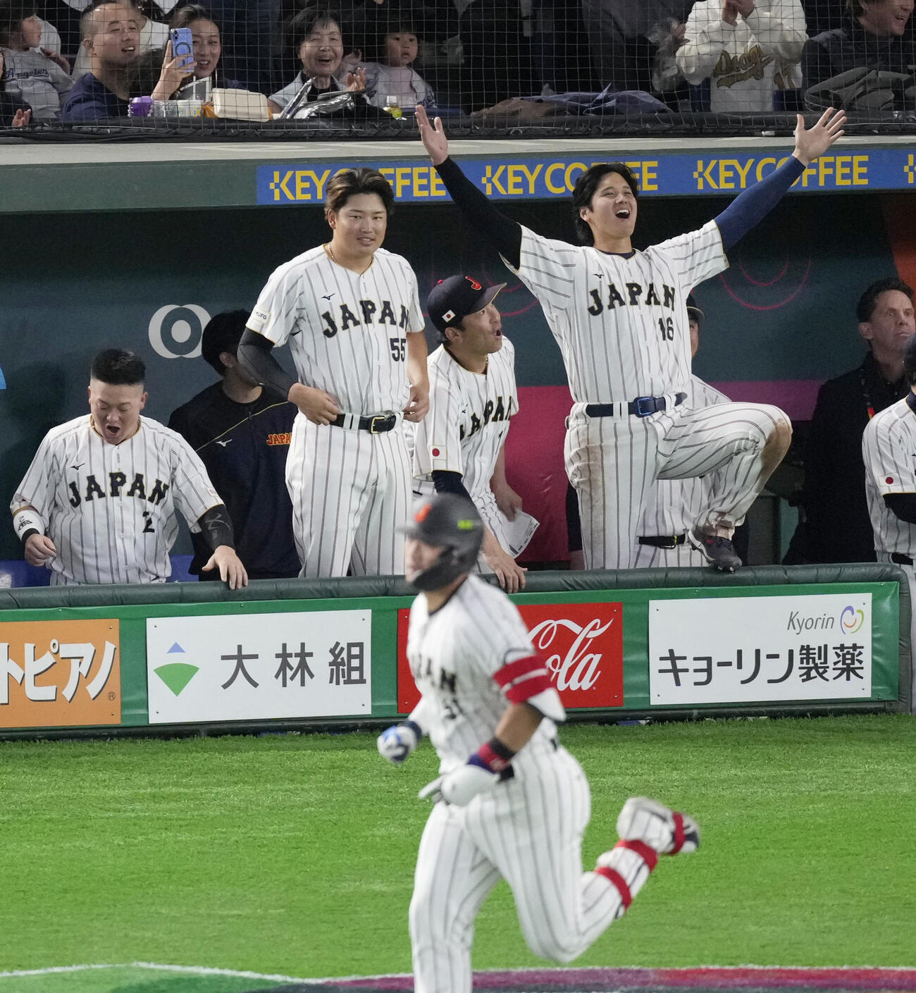 3回、鈴木（手前）の2打席連続本塁打に喜ぶベンチの大谷（右端）ら（共同）