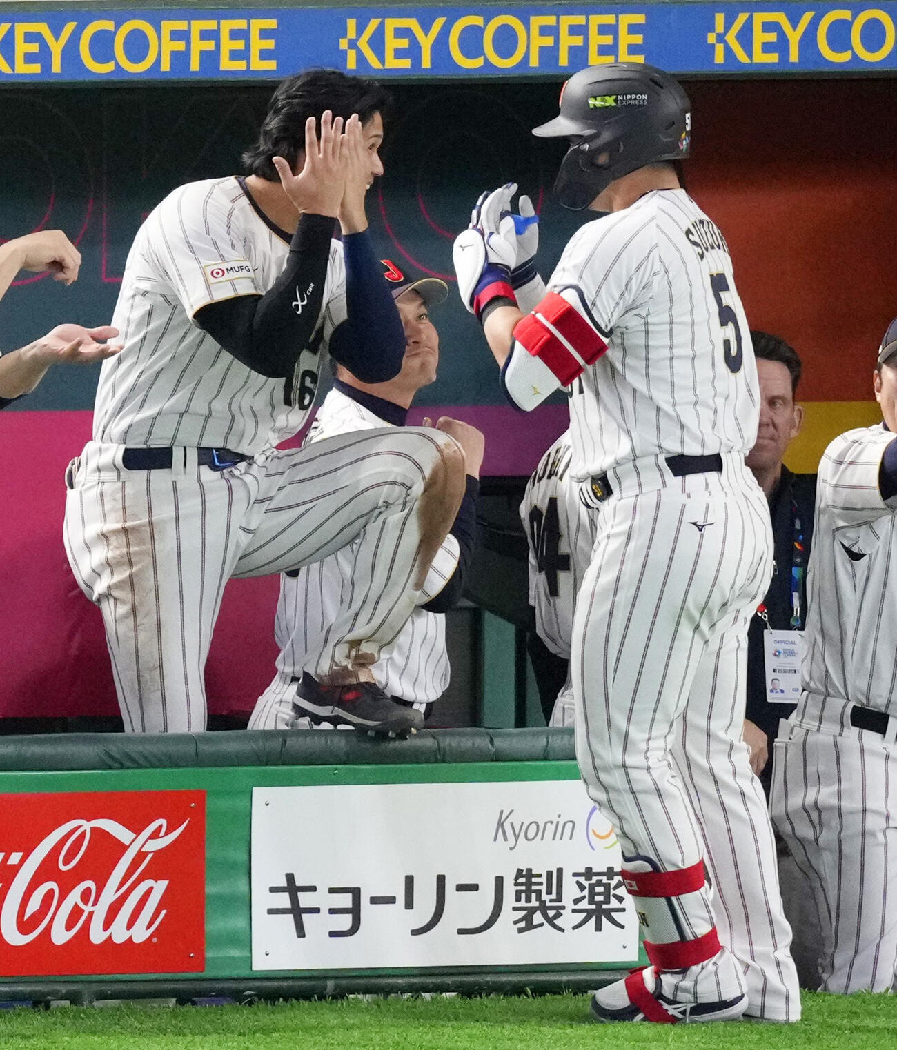 3回、2打席連続の本塁打を放ち、ベンチで大谷（左）に迎えられる鈴木（共同）