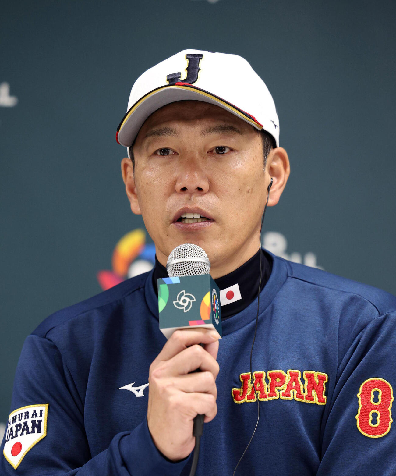 試合前、記者会見する日本の井端弘和監督（読売新聞社提供）