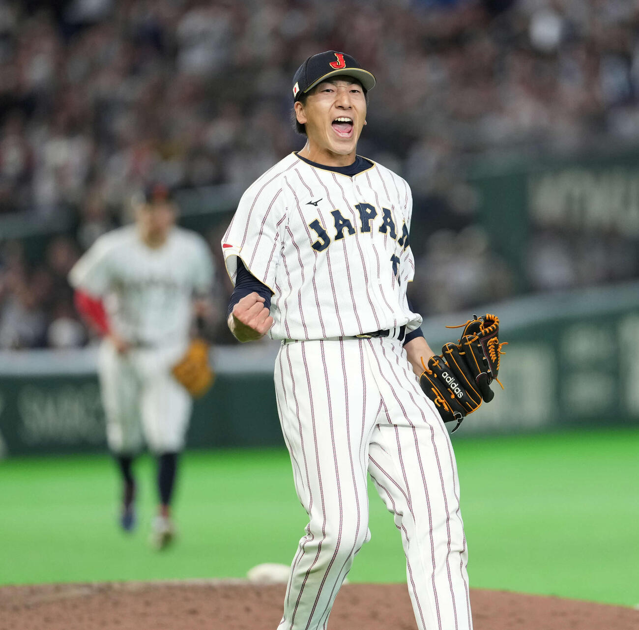 日本対韓国　雄たけびを上げる大勢（撮影・井上学）