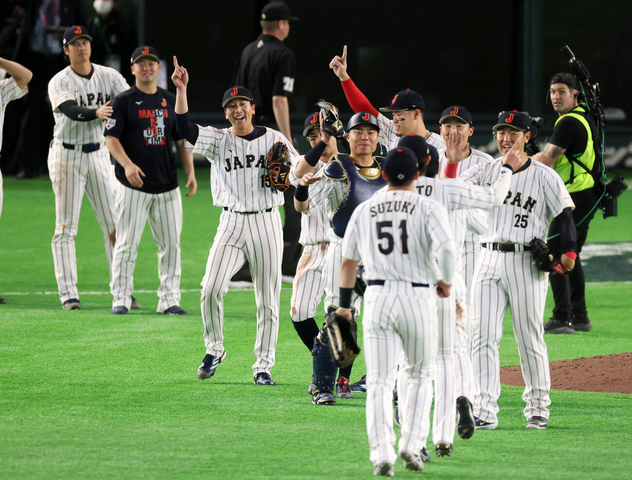 日本対韓国　韓国に勝利しナインを笑顔で迎える大勢（撮影・加藤哉）