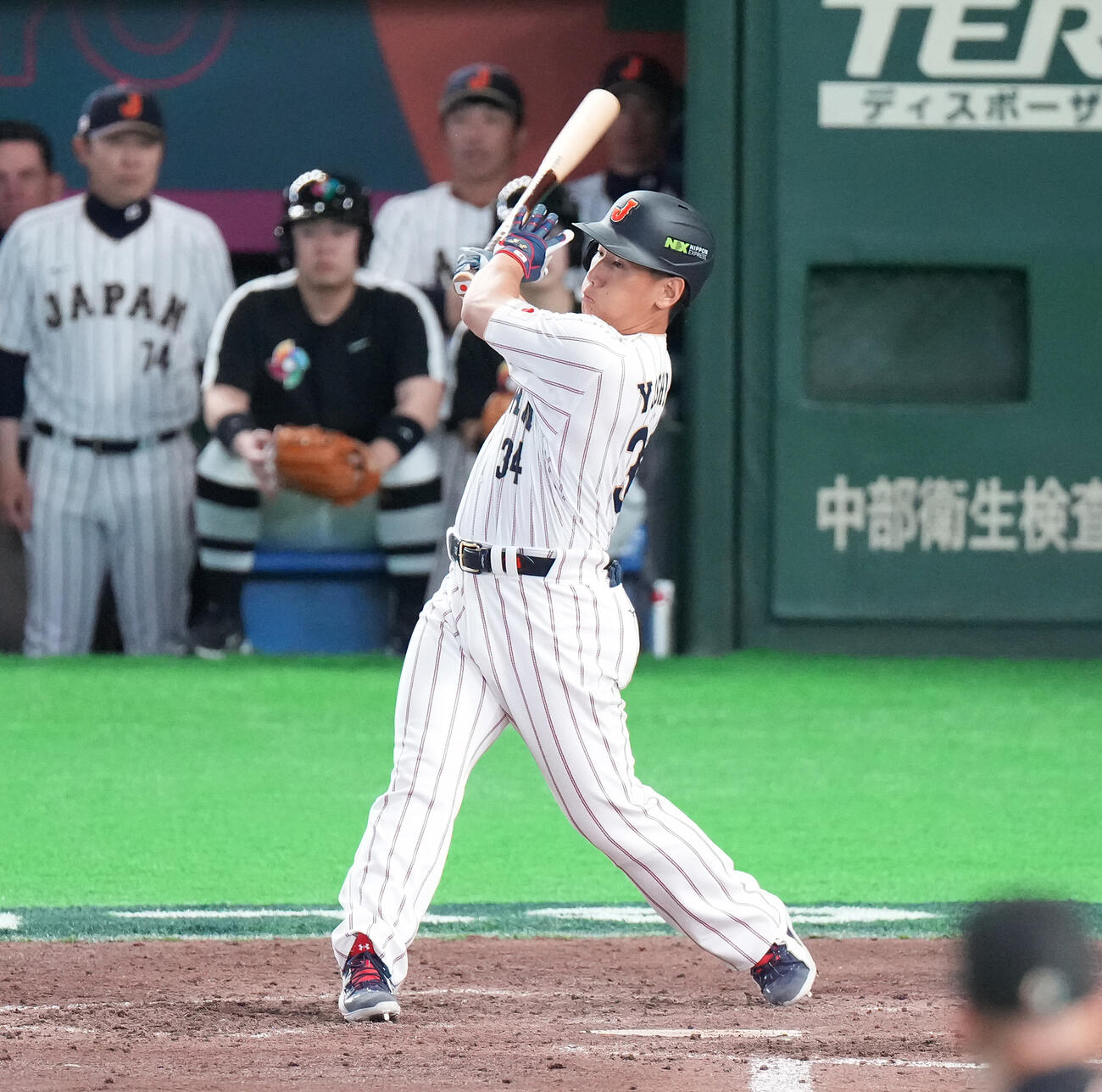 日本対韓国　7回裏日本2死満塁、2点適時打を放つ吉田（撮影・鈴木みどり）