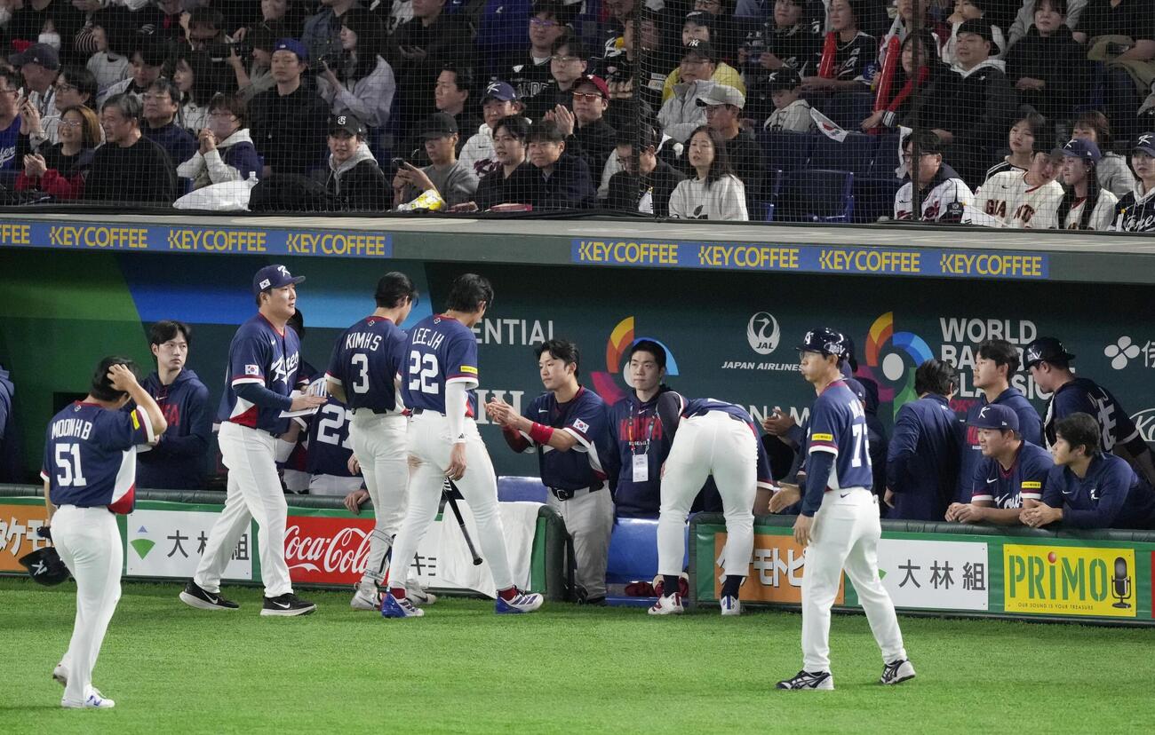 8回、満塁の好機で金慧成が見逃し三振に倒れ、沈む韓国ベンチ（共同）