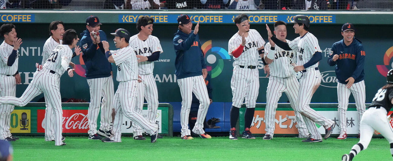 日本対韓国　7回裏日本2死満塁、吉田の2点適時打で生還した近藤（左から5人目）と大谷（右から2人目）を迎えるベンチ（撮影・鈴木みどり）
