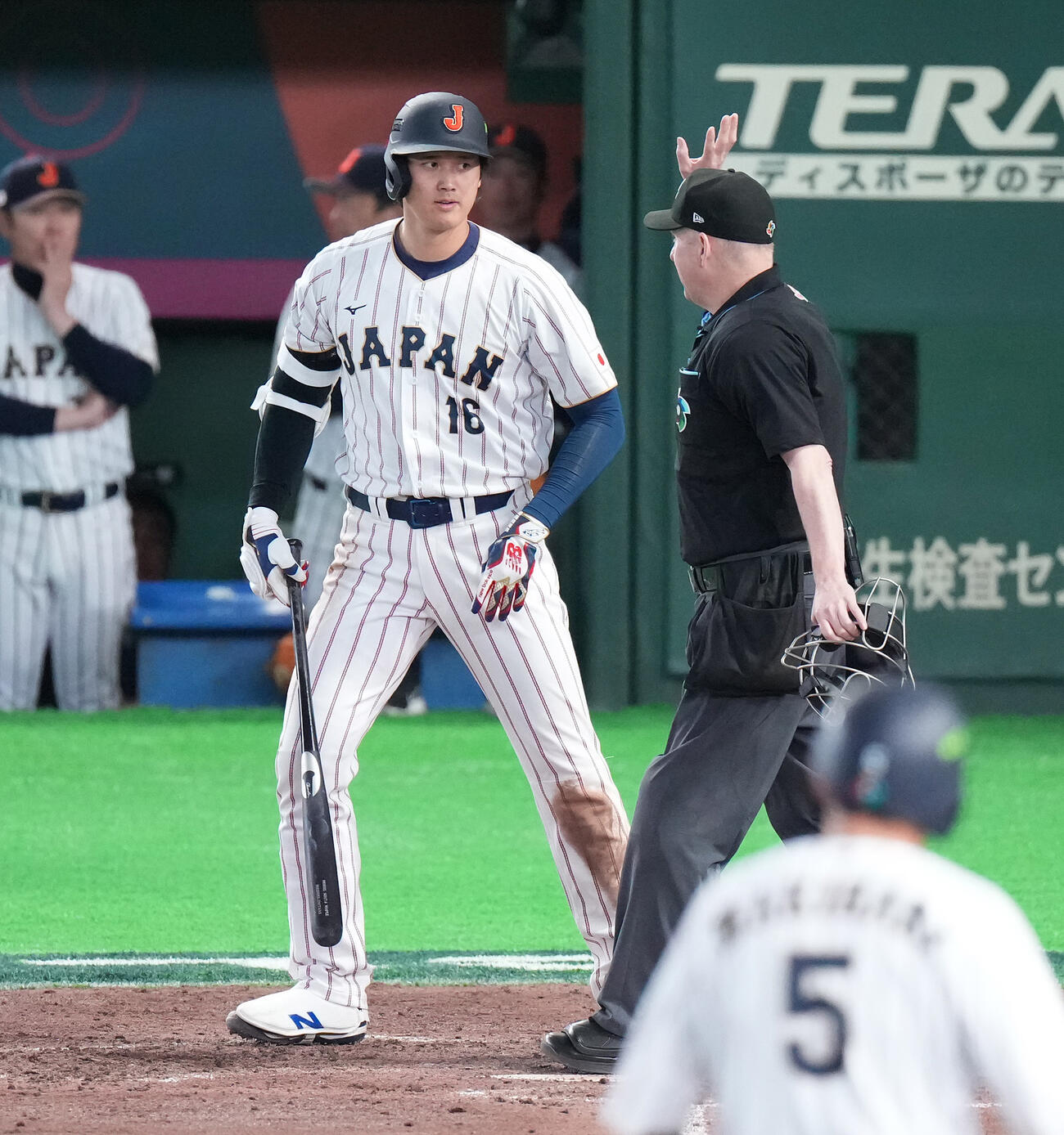 日本対韓国　7回裏日本2死三塁、申告敬遠で一塁へ向かう大谷（撮影・鈴木みどり）