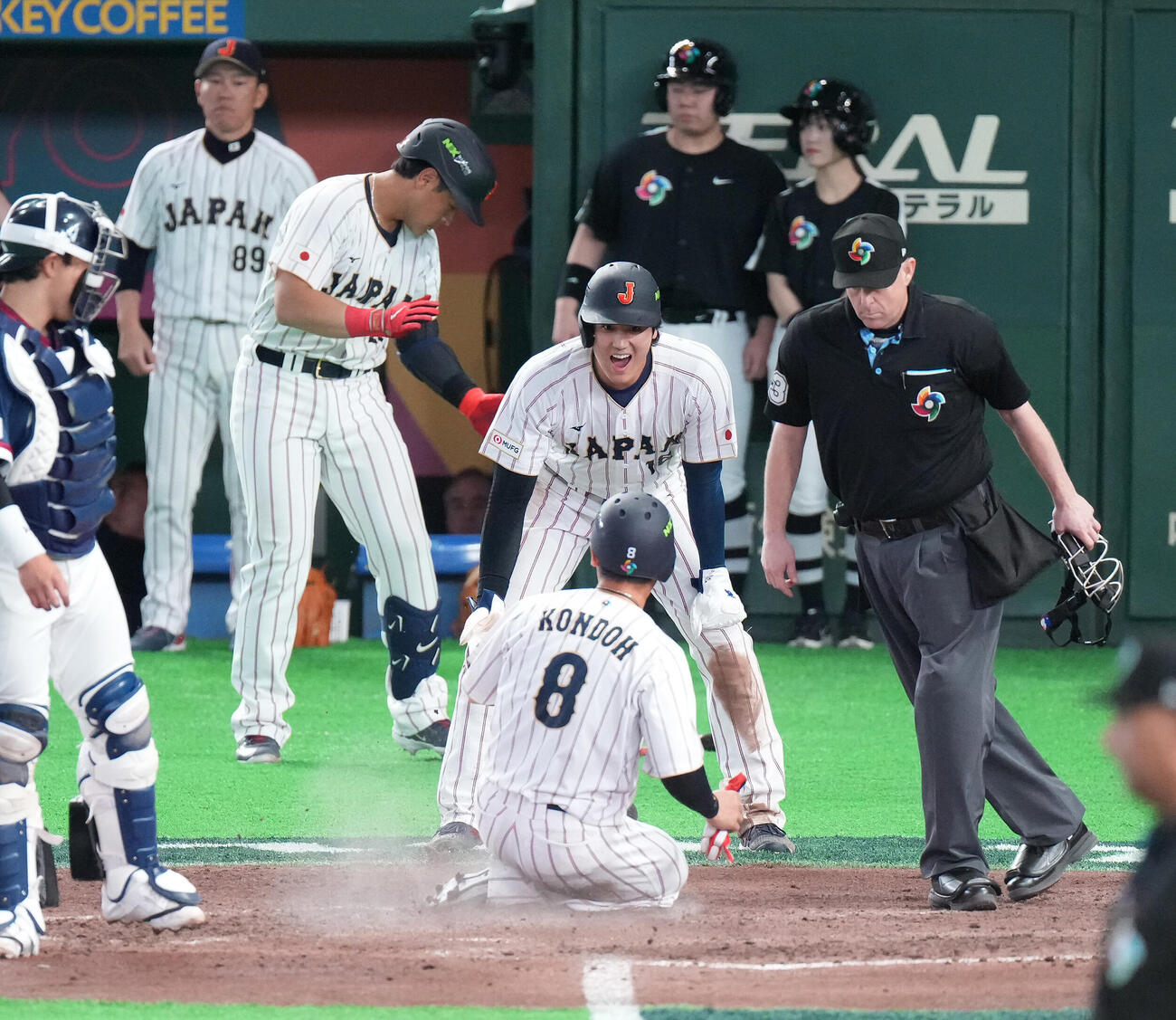 日本対韓国　7回裏日本2死満塁、吉田の2点適時打で生還した二塁走者近藤（手前）を迎える三塁走者大谷（撮影・鈴木みどり）