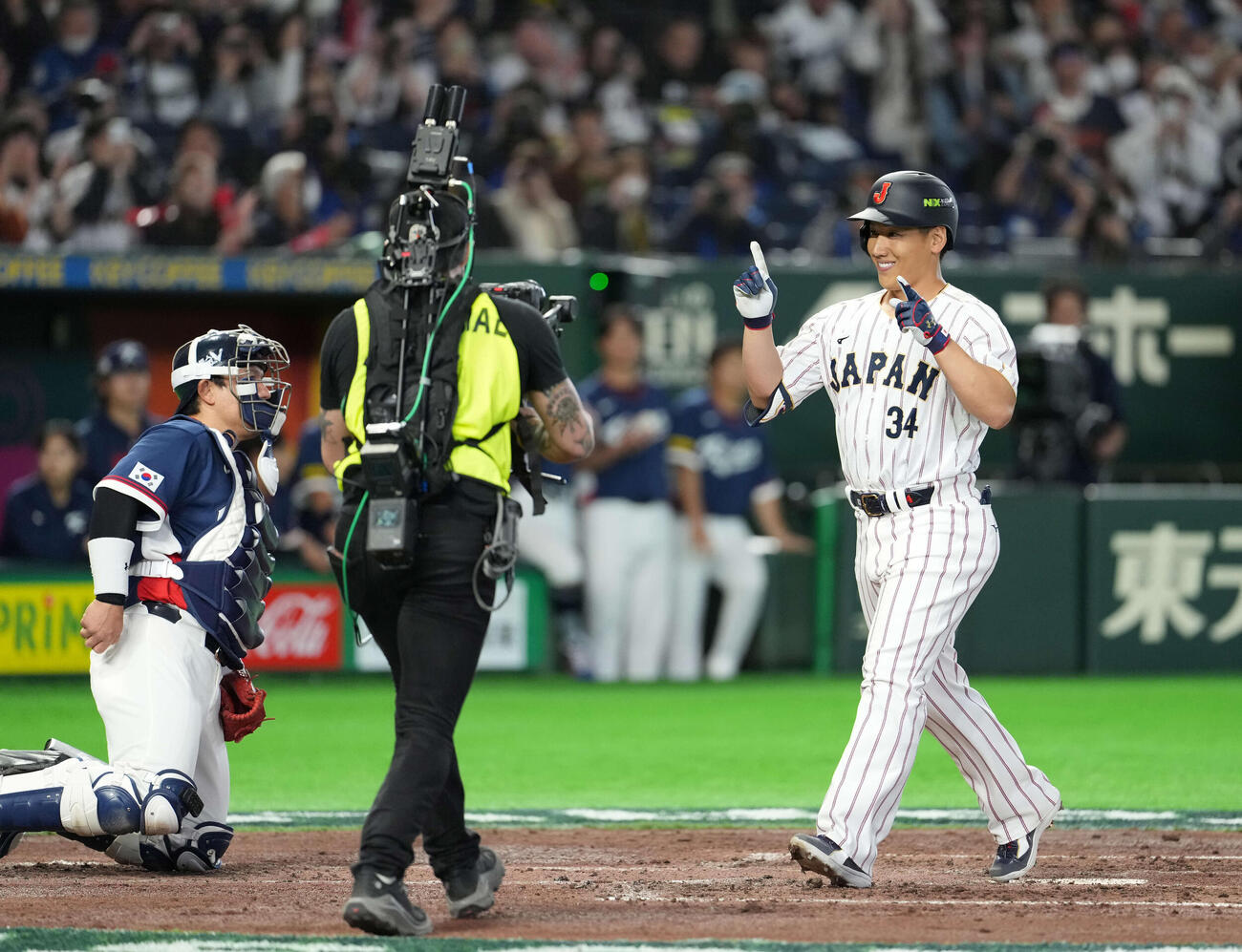 日本対韓国　3回裏日本2死、本塁打を放つ吉田（撮影・井上学）