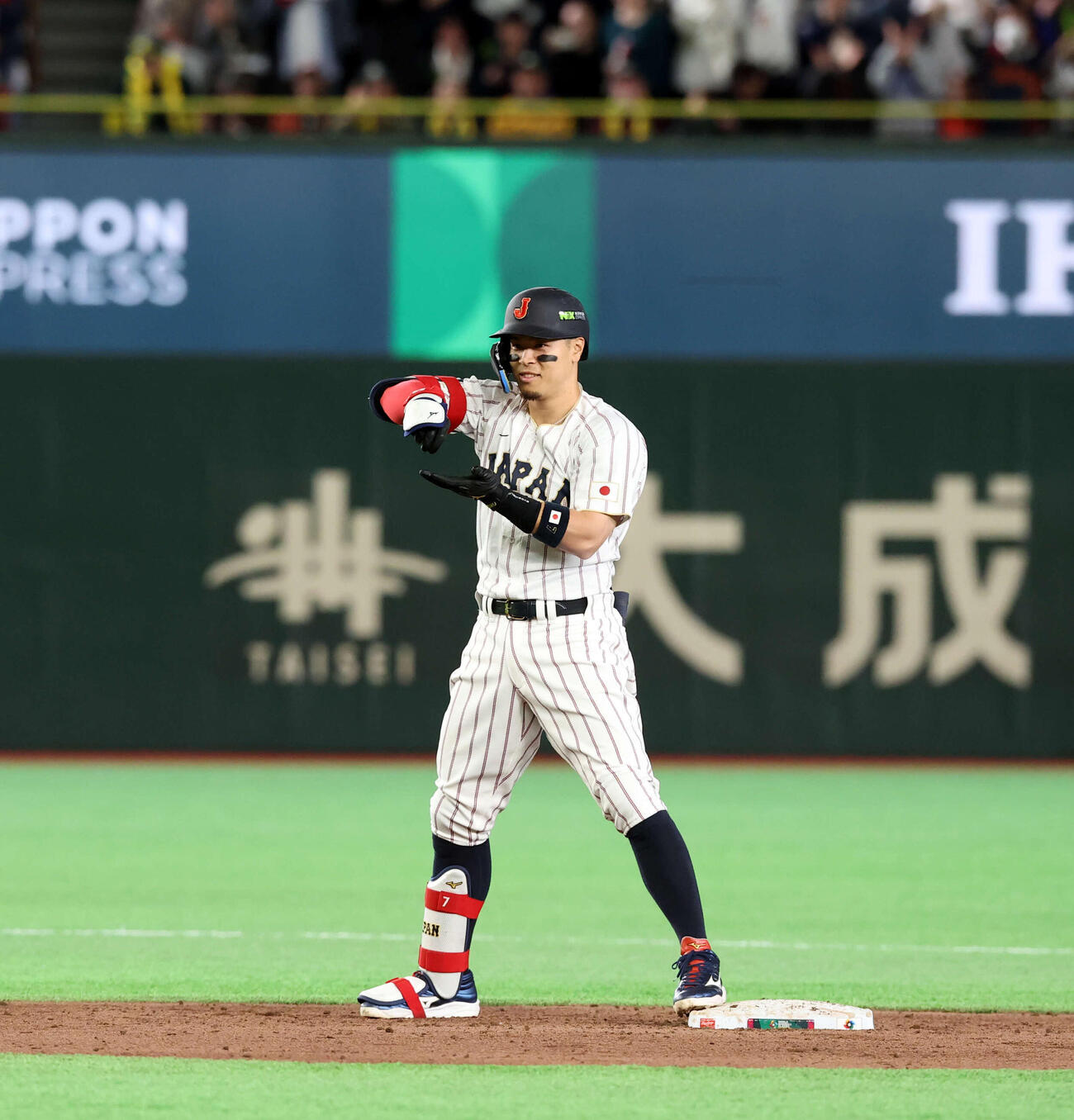 日本対オーストラリア　8回裏日本1死一、三塁、左適時二塁打を放った佐藤はベンチにお茶たてポーズ（撮影・浅見桂子）