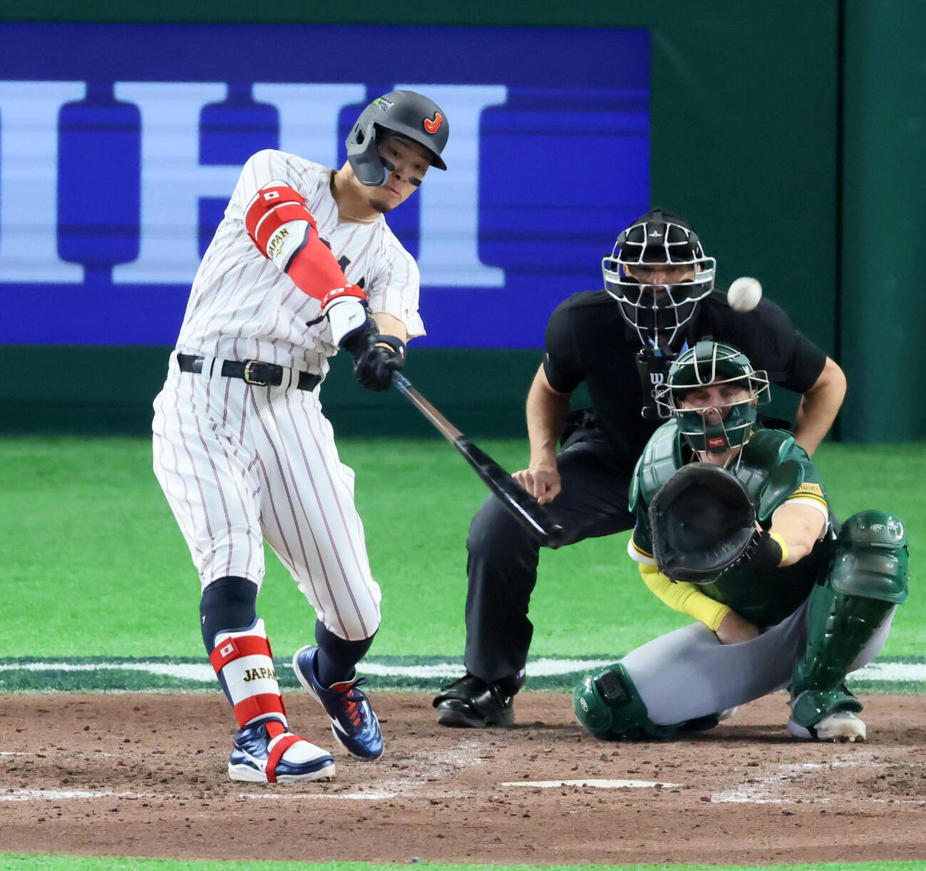 日本対オーストラリア　8回裏日本1死一、三塁、代打佐藤は左越え適時2点二塁打を放つ（撮影・加藤哉）