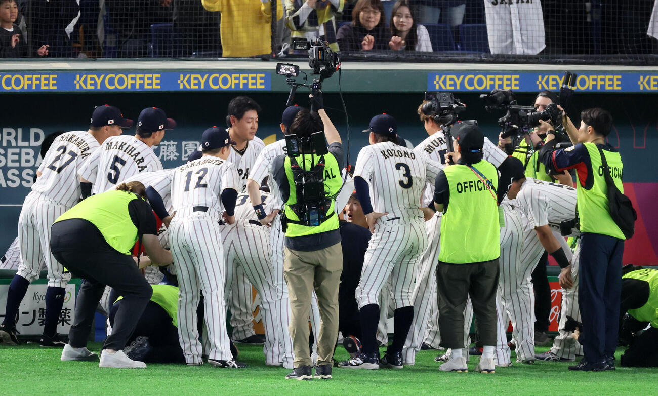 日本対オーストラリア　試合前、円陣を組む日本ナイン（撮影・加藤哉）