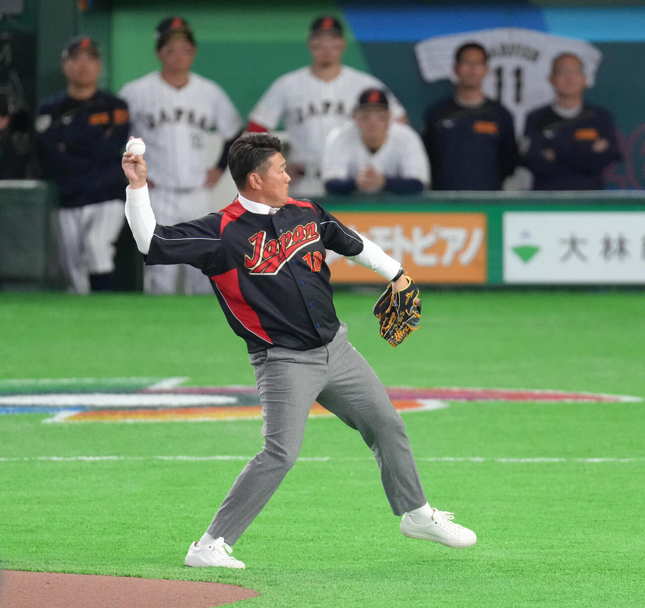 日本対オーストラリア　始球式を行った松坂氏（撮影・足立雅史）