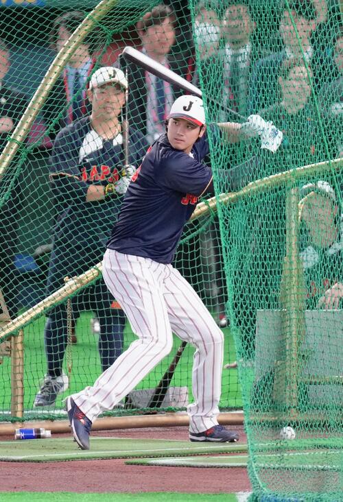 試合前、打撃練習する大谷（撮影・足立雅史）