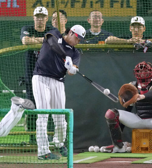 打撃練習する大谷