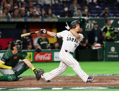 日本対オーストラリア　7回裏日本2死一塁、吉田は逆転2点本塁打を放つ（撮影・浅見桂子）