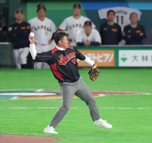 日本対オーストラリア　始球式を行った松坂氏（撮影・足立雅史）