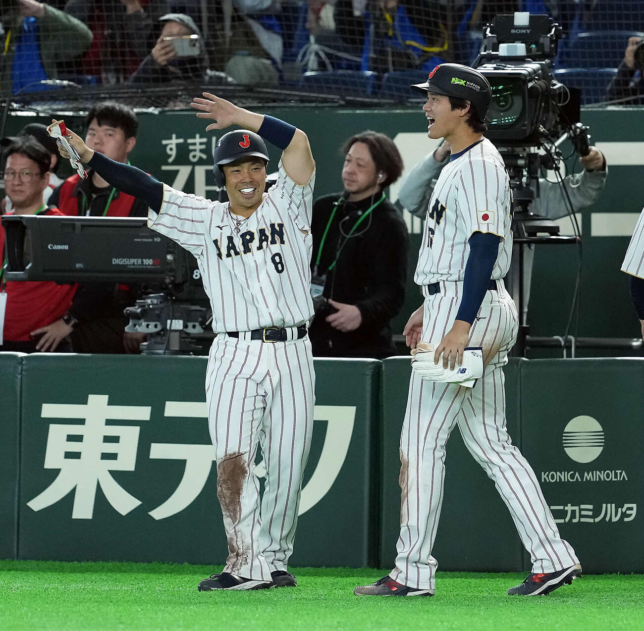 日本対韓国　7回裏日本2死満塁、吉田の2点適時打で生還し笑顔を見せる近藤（左）と大谷（撮影・たえ見朱実）