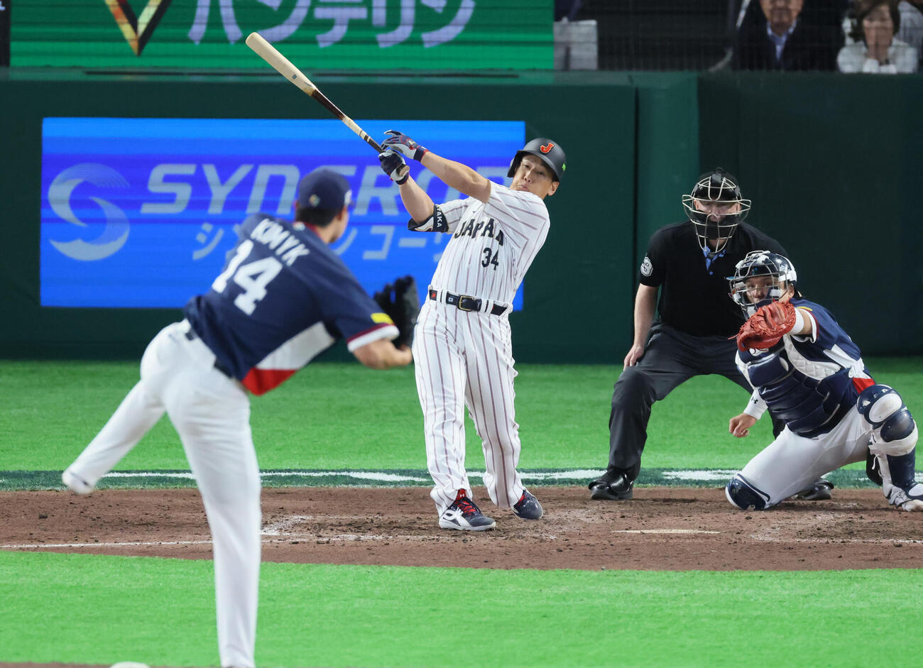 日本対韓国　回裏日本2死満塁、吉田は中前2点適時打を放つ。投手金榮奎（撮影・加藤哉）