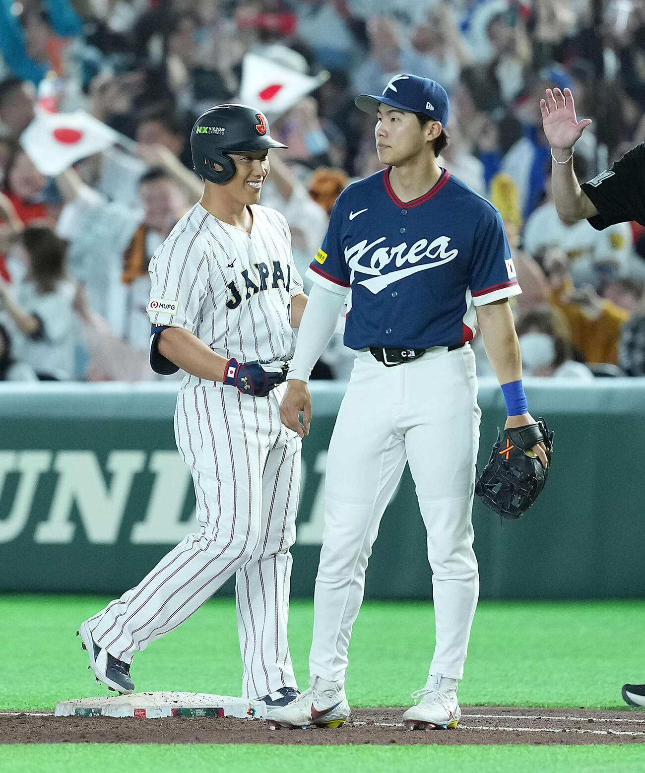 日本対韓国　7回裏日本2死満塁、2点適時打を放ち笑顔を見せる吉田（撮影・たえ見朱実）